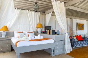 Ocean View Penthouse - Central Location - 100m to the Beach