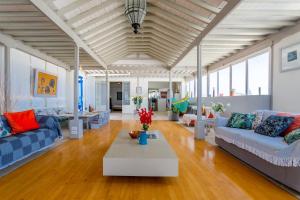 Ocean View Penthouse - Central Location - 100m to the Beach