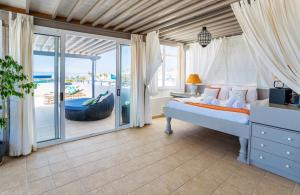 Ocean View Penthouse - Central Location - 100m to the Beach