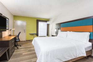 King Room with Roll in Shower - Hearing Accessible/Non-Smoking  room in Holiday Inn Express - Plymouth an IHG Hotel