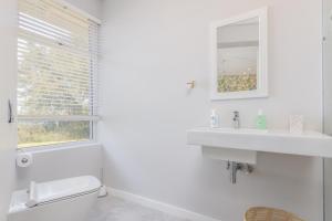 NKWAZI COTTAGE, 77 Nkwazi Drive, Zinkwazi beach