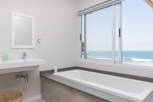 NKWAZI COTTAGE, 77 Nkwazi Drive, Zinkwazi beach