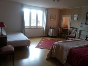 B&B / Chambres d'hotes Le Clos Marie : Chambre Triple avec Salle de Bains Commune