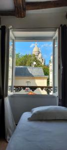 Auberges de jeunesse Le Village Montmartre by Hiphophostels : Chambre Triple - Vue sur Basilique du Sacré-Cœur