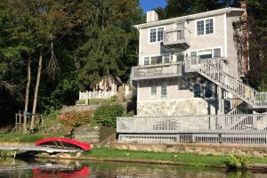 Large family house on the lake