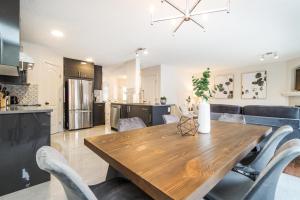 Spa Oasis Home - Hot Tub - King Bed - AC - BBQ - Garage!