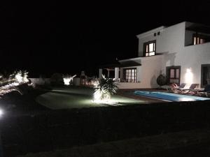 luxury 3bed Villa with heated private pool, full Sky and free WIFI