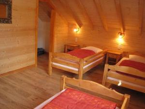 Chalets Magnificent wooden chalet with sauna : photos des chambres
