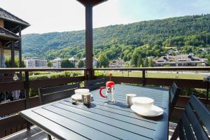 Maisons de vacances Le Bleu du Lac - 150m from the lake - terrace & parking in Sevrier : Appartement