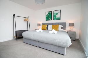 Stadium Views Modern 2-Bed, Parking & Balcony