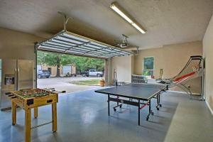 Heated Spa, Fire Pit! 14-Acre Terrell Ranch Escape