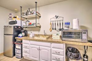 Farmhouse Apt on Route 66 - 12 Miles to Downtown