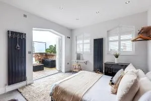 Locket Studio - Cosy Apartment with Balcony - Gate Fulford