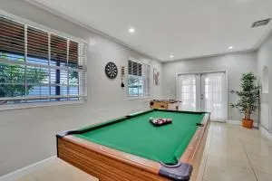 Luxury Rattan Getaway - Highland Lakes