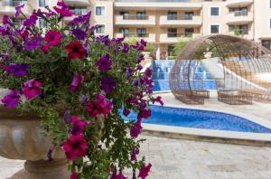 Modern Family Apartment at Millennium 2 - Pool & Spa