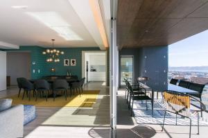 Luxury 4 bedr Flat w PANORAMIC Views & Pool!!