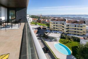 Luxury 4 bedr Flat w PANORAMIC Views & Pool!!