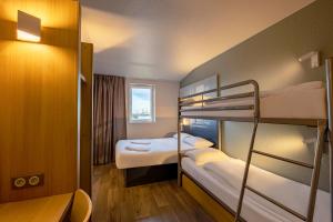 Hotels B&B HOTEL Poitiers 1 Futuroscope : Chambre Quadruple