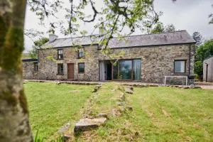 Wildhaven- Idylic rural farmhouse with log burner and countryside views - Gwynfe