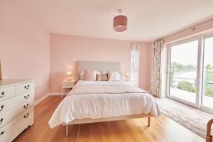 Lloret, Contemporary Retreat with Hot Tub & Waterside Views