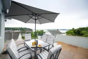 Lloret- Modern retreat with Castle views and private Hot Tub - Laugharne