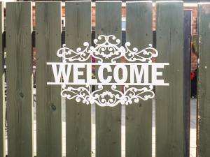 8 Heatons Bridge Road