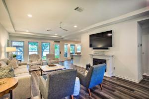 Remodeled Cedar Creek Lake Retreat with Fire Pit!