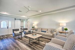 Remodeled Cedar Creek Lake Retreat with Fire Pit!