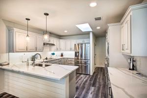 Remodeled Cedar Creek Lake Retreat with Fire Pit!