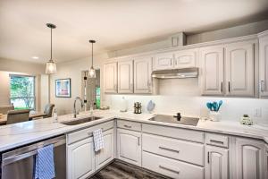 Remodeled Cedar Creek Lake Retreat with Fire Pit!