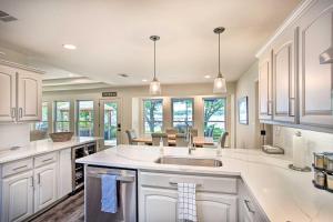 Remodeled Cedar Creek Lake Retreat with Fire Pit!