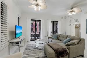 Esplanade condo with courtyard view, gym, pool and spa