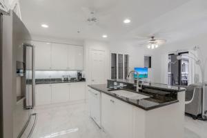 Esplanade condo with courtyard view, gym, pool and spa