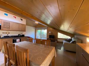 Modern 3 Bed Penthouse Apartment, Balcony & Garage, Close to Village & Ski Bus
