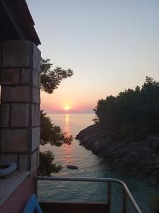 Modern Robinson Veli Bare