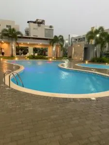 Confortable apartamento de 3 tres habitaciones, con hermosa vista de area verde, ademas de piscinas y juegos infantiles en area recreativa - La Cumbre