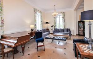 Maisons de vacances 7 Bedroom Nice Home In Apt : photos des chambres
