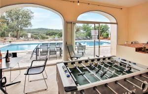 Maisons de vacances 7 Bedroom Nice Home In Apt : photos des chambres