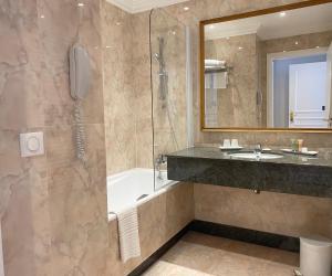 Hotels Le Littre : photos des chambres