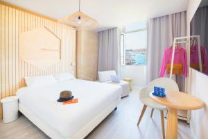 Hotels Hotel Life Marseille VP - Vieux Port : Chambre Familiale Cocoon - Vue sur Vieux Port