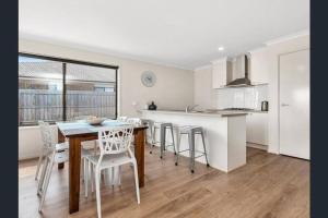 The Summer House ~ 2 blocks to Beach