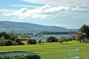 Apollo Blue Pearl ~ Oceanfront ~ Free Wifi