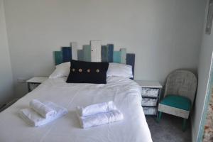 Luxury dog friendly home in Brixham harbour with sea views and free parking