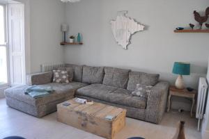 Luxury dog friendly home in Brixham harbour with sea views and free parking