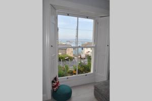 Luxury dog friendly home in Brixham harbour with sea views and free parking