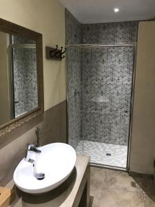 Studio on the Hill with Inverter & Water tanks