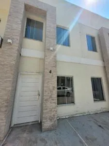 Sobrado 4 amplo e confortável em condomínio - Albuquerque