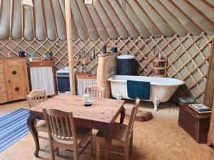 La yourte au fonds du jardin