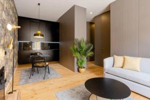 BOUTIQUE Rentals-Art & Charm II Apt w Terrace