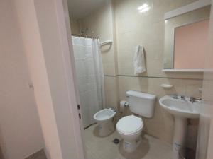 Habitación con baño privado en edificio 1er piso